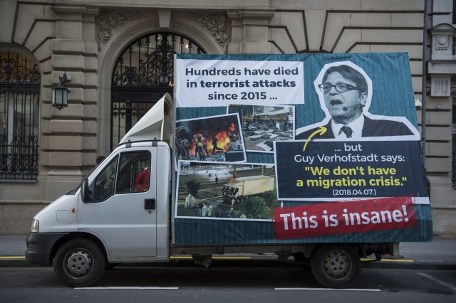 Mađari kamionom protiv kritika o antiimigracionoj politici