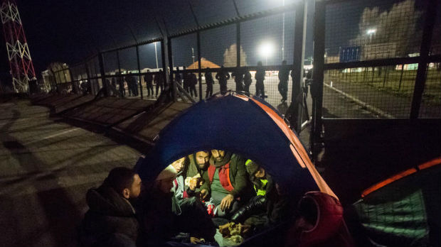 Mađarska obustavila prijem migranata u tranzintne centre