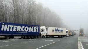 Magla otežava vožnju, kamioni na graničnim prelazima Batrovci, Gradina i Kelebija čekaju jedan sat
