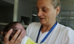 Majka malu Maru donela na svet, pa ostavila u porodilištu