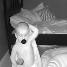 Majka postavila kameru u dečijoj sobi, a kada je videla ovaj snimak, OSTALA JE ZABEZEKNUTA (VIDEO)