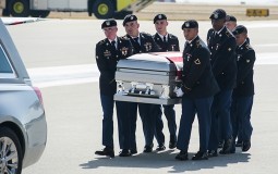 
					Majka ubijenog vojnika: Tramp je uvredio mog sina 
					
									