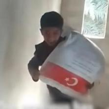 Majko, ovo je naše blago! Snimak dečaka iz Gaze koji nosi džak brašna rasplakao svet: Moje drago brašno, kuvaj nam mama (VIDEO)