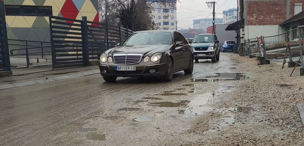 Makadamske ulice u Novom Pazaru čekaju asfalt, prvo počinje “krpljenje” rupa