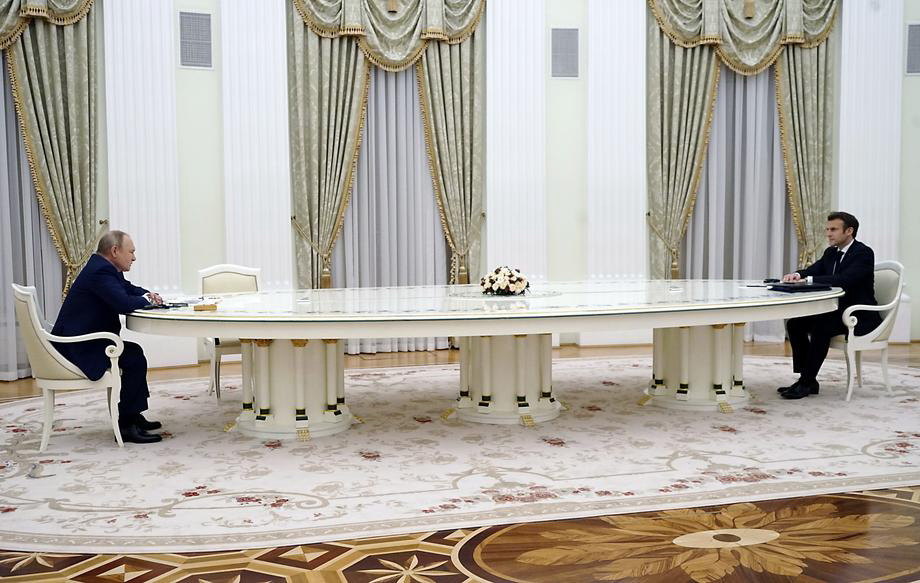 Makron odbio ruski test i sedeo sa Putinom za velikim stolom; Zvanični Kremlj potvrdio