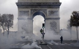 
					Makron osudio nasilje na protestima u Francuskoj 
					
									