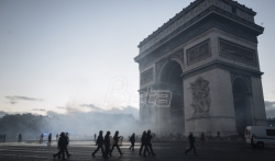 Makron osudio nasilje na protestima u Francuskoj