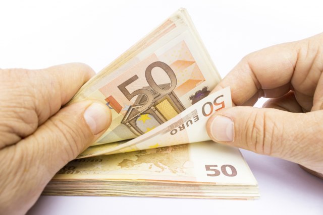 Makron popustio: Minimalac skače za 100 EUR, porezi padaju