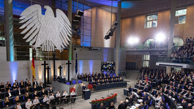 Makron u Bundestagu: Svet je na raskrsnici, okupiti snage za EU