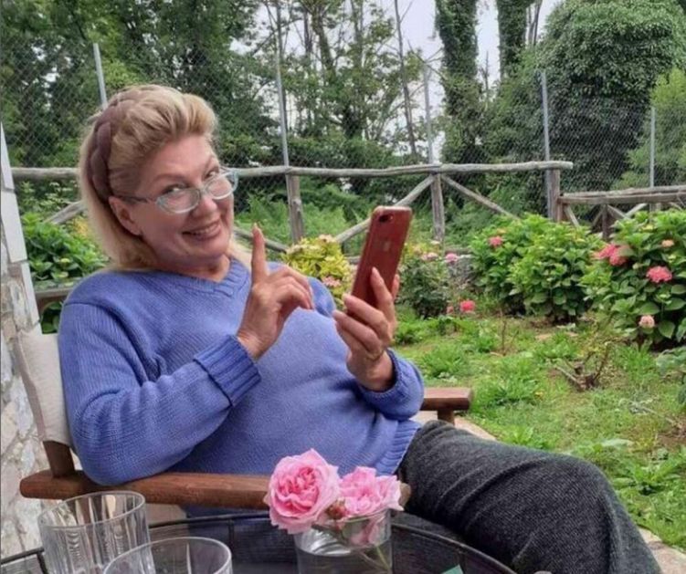 Mala kućica u cveću: Na samo 10 kilometara od Beograda Suzana Mančić stvorila je svoju oazu mira FOTO