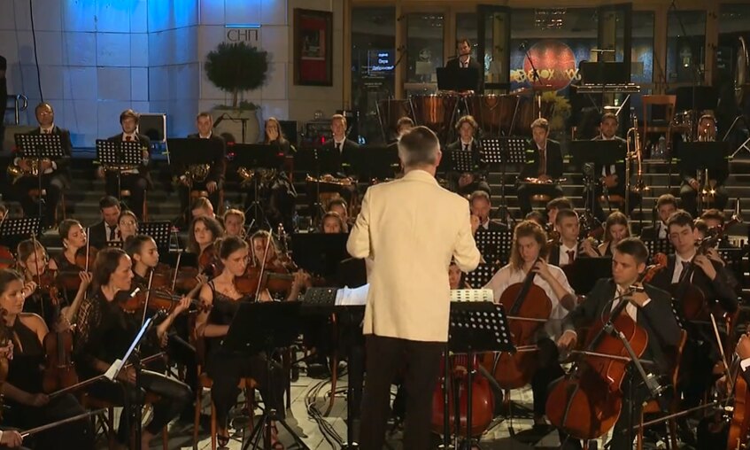 Malerova peta simfonija na platou ispred Srpskog narodnog pozorišta