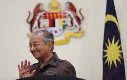 
					Malezijski premijer Mahathir podneo ostavku 
					
									