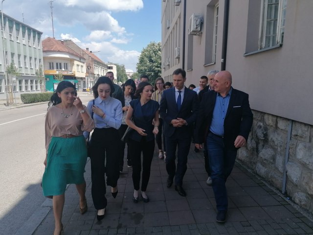 Mali: Ispunjeno obećanje predsednika Vučića,  Drvar dobio medicinsku opremu i kombi za decu