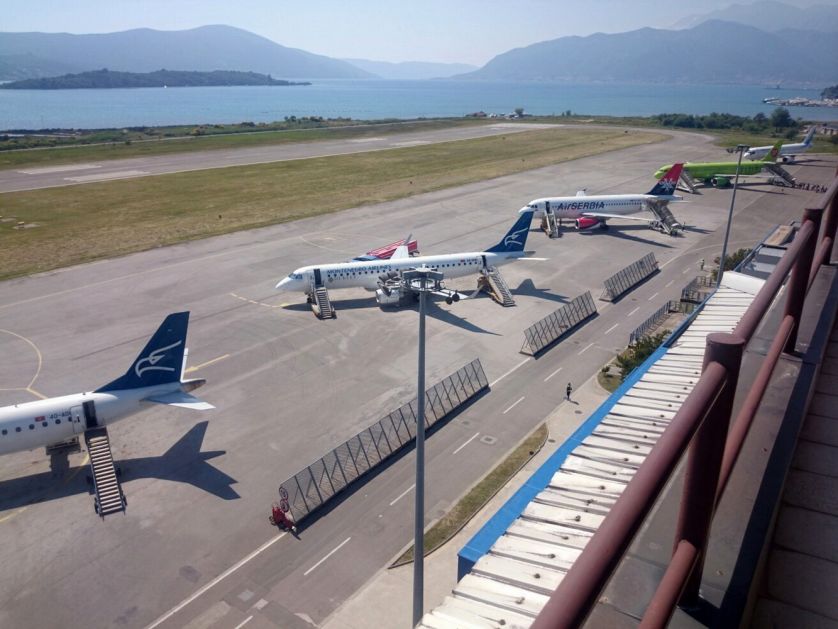 Malim avionima u Crnu Goru stiglo 1.000 turista