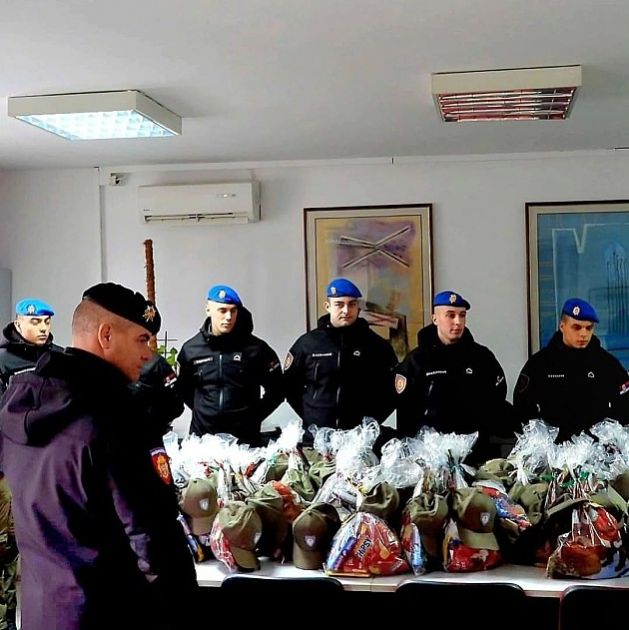 Mališane u Dečijoj bolnici obišli pripadnici Žandarmerije i odneli im paketiće