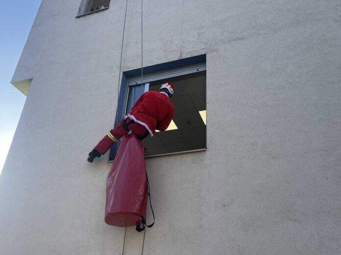 Mališanima u bolnicama na jugu i ove zime novogodišnje paketiće donose na prozore spasioci Gorske službe