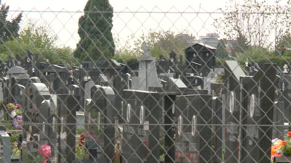 Maloletnici lomili spomenike na groblju kod Ljubovije
