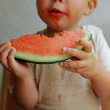 Mama UPOZORILA na rizik od gušenja - Evo KAKO DA PRAVILNO date deci lubenicu i izbegnete tragediju