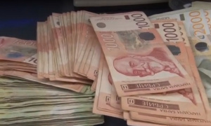 Mamama i tatama u Srbiji stiže novac od 1. jula! Roditeljima pomoć od 100.000 dinara za prvo dete!