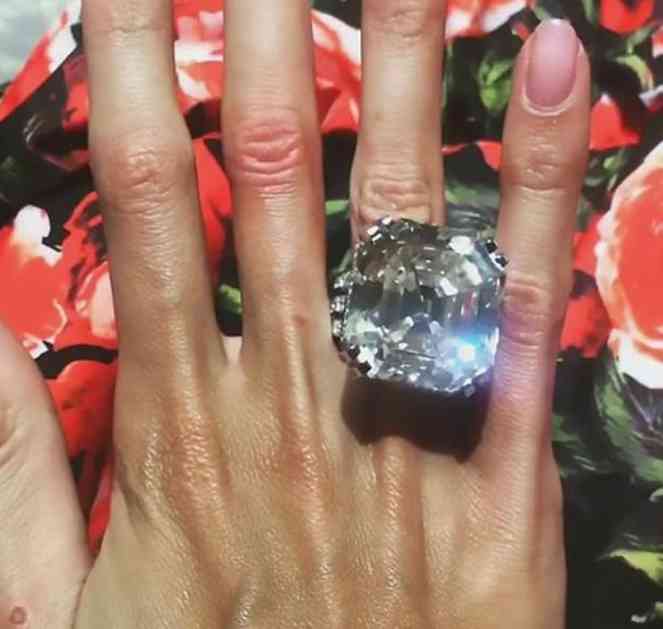 Manekenka se pohvalila najvećim dijamantskim prstenom ikada: Gigantski kamen od 70 karata koji košta 8 miliona funti (FOTO)