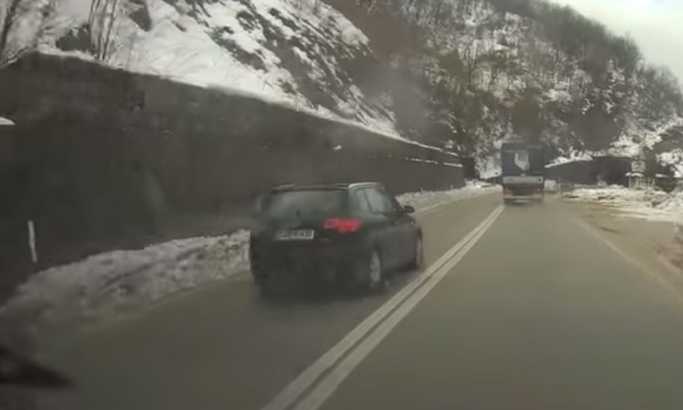 Manijak za volanom - prestizao preko duple pune linije u tunelu (VIDEO)