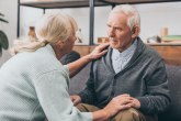 Manje poznati simptom demencije: Možemo ga uočiti tokom razgovora s nekim