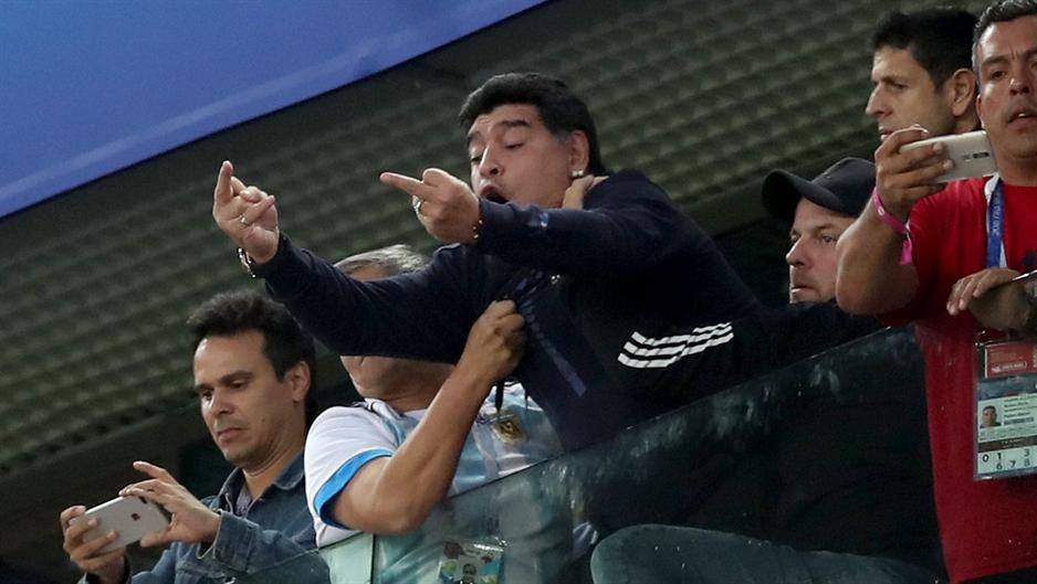 Maradona, čoveče, ima li kraja glupostima? (VIDEO)