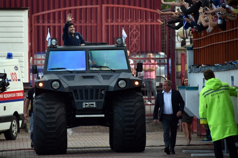 Maradona, kao predsednik Dinama, kroz grad u oklopnom vozilu