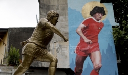 Maradona za rodjendan dobio bronzanu statuu