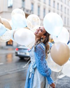 Marijana Mateus proslavila rođendan: Sa balonima pozirala nasred ulice, pa pokrenula lavinu komentara! (FOTO)