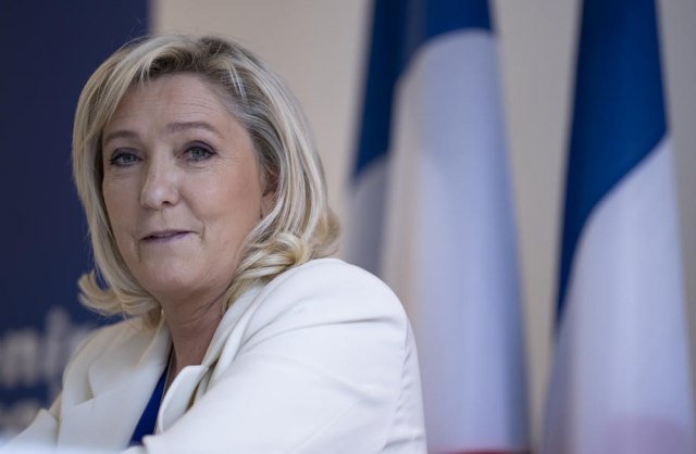 Marin Le Pen sigurnim korakom ka Jelisejskoj palati