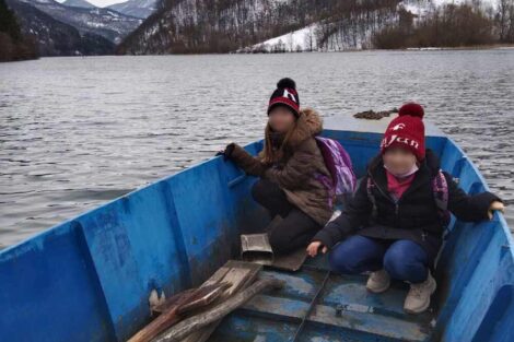 Marina svaki dan ćerke prevozi u školu preko reke, a niko od njih ne zna da pliva (FOTO)