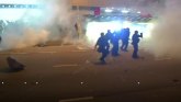 Maskirani huligani napali demonstrante u Hongkongu