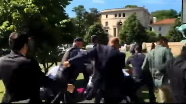 Masovna tuča ispred ambasade! (VIDEO)  