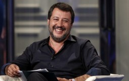 
					Mateo Salvini razgovarao s ministrom Stefanovićem, prihvatio poziv da poseti Srbiju 
					
									
