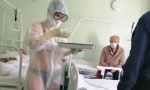 Medicinska sestra u Rusiji obradovala bolesnike: Pred pacijentima se pojavila  u providnom zaštitnom odelu, a ispod je imala samo kupaći kostim (FOTO)