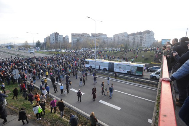 Mediji: Odblokiran saobraćaj u Beogradu; Gazela ponovo prohodna posle protesta FOTO