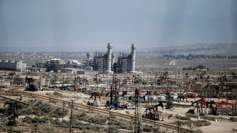 Međunarodna agencija za energetiku na tržište pustila 60 miliona barela nafte