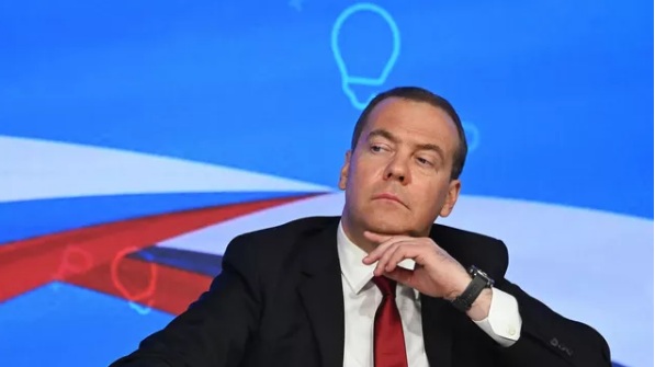 Medvedev: Naš neprijatelj se ukopao u nizu mesta koja su se zaklela na vernost modernim nacistima