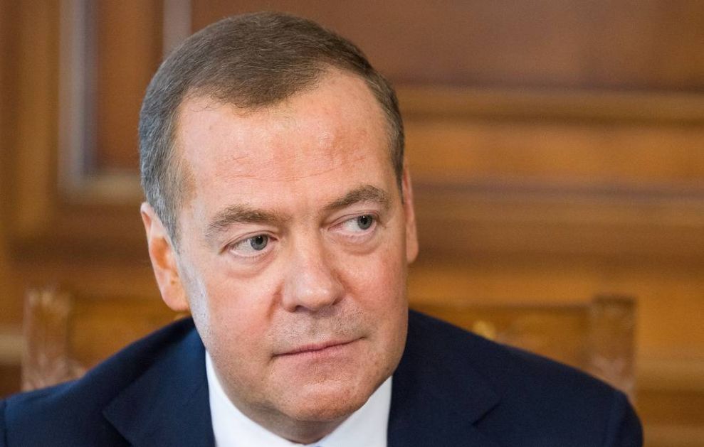 Medvedev je siguran da proizvođači pametnih telefona sarađuju sa tajnim službama