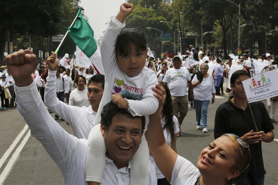 Meksikanci marširaju protiv gej brakova (VIDEO)