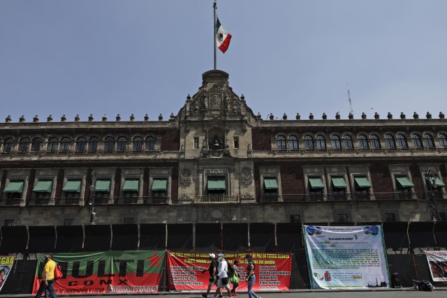Meksiko podigao barikade oko predsedničke palate uoči protesta žena FOTO