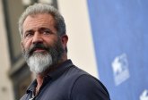 Mel Gibson snimljen kako hoda uz pomoć štapa i ortopedske čizme VIDEO
