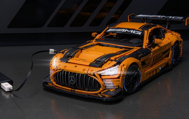 Mercedes-AMG GT3 u razmeri 1:8 je napravljen od čak 5463 delova