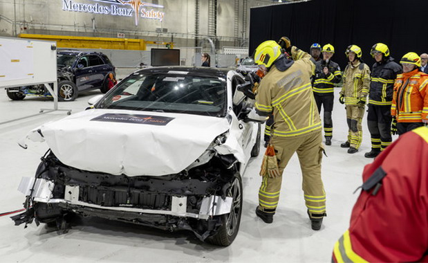 Mercedes-Benz i evropske vatrogasne ekipe treniraju zajedno spašavanje putnika