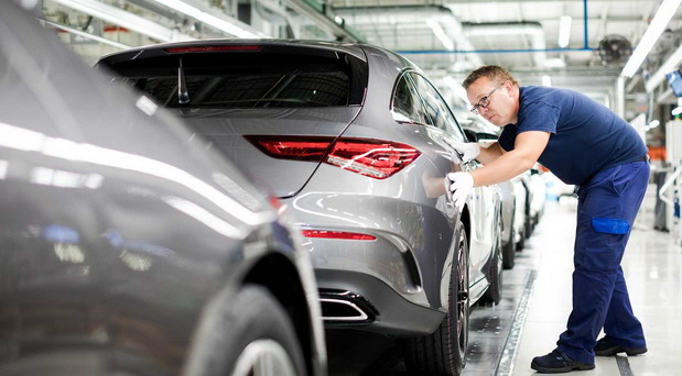Mercedes pod pritiskom zbog carina i slabe potražnje u Kini, BMW zadržao prognoze