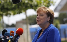 
					Merkel: Nemačka određuje sopstvenu politiku i donosi sopstvene odluke 
					
									