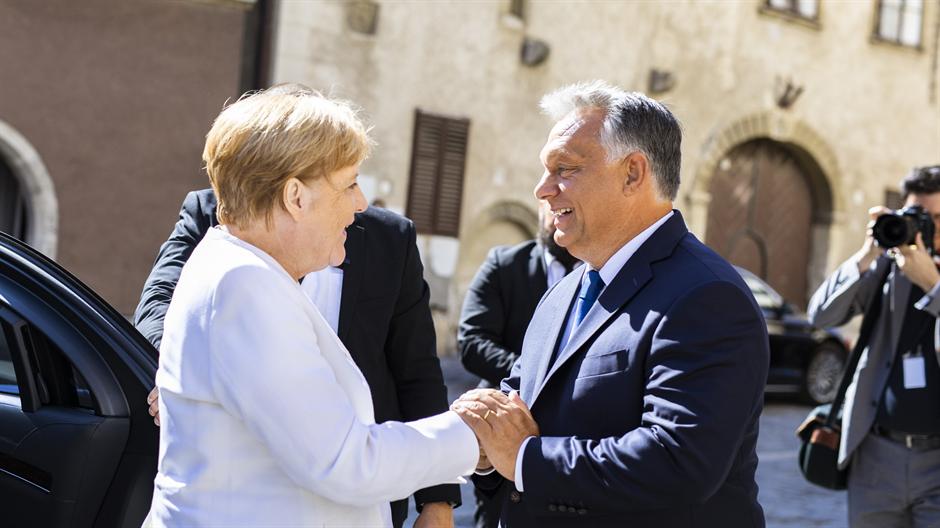 Merkel i Orban zakopali ratne sekire (FOTO)