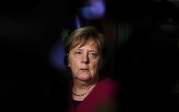 
					Merkel najavila povlačenje s čela CDU, ostaje kancelarka do kraja mandata 
					
									
