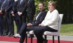 Merkel sedela tokom intoniranja himne, kaže da nema razloga za zabrinutost (VIDEO)